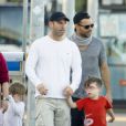  Ricky Martin avec son compagnon Carlos et leurs enfants Matteo et Valentino, à Sydney, le 29 mai 2013. 