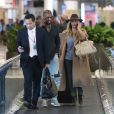  Exclusif 
 Kim Kardashian et Kanye West ont esquivé l'aéroport de Los Angeles et ont été photographié l'aéroport de San Francisco pour prendre un avion pour Paris, le 27 septembre 2013. Sans leur bébé North. 