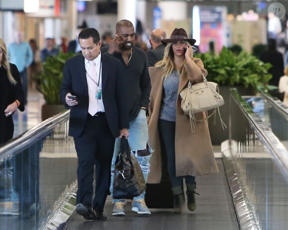 Exclusif
Kim Kardashian et Kanye West ont esquivé l'aéroport de Los Angeles et ont été photographié l'aéroport de San Francisco pour prendre un avion pour Paris, le 27 septembre 2013. Sans leur bébé North.
