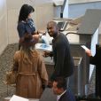  Exclusif 
 Kim Kardashian et Kanye West a l'aéroport de San Francisco pour prendre un avion pour Paris, le 27 septembre 2013. Sans leur bébé North. 