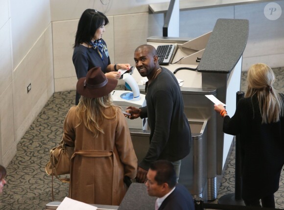 Exclusif
Kim Kardashian et Kanye West a l'aéroport de San Francisco pour prendre un avion pour Paris, le 27 septembre 2013. Sans leur bébé North.