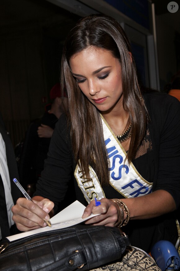 Marine Lorphelin, sublime, lorsqu'elle arrive à l'aéroport de Roissy Charles de Gaulle le 30 septembre, de retour de Bali où elle est arrivée première dauphine lors de l'élection Miss Monde 2013.