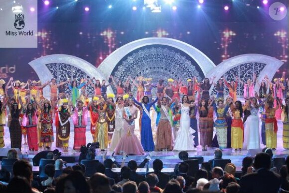 La superbe Marine Lorphelin, première dauphine de Miss Monde 2013, se tient auprès de Megan Young, Miss Monde 2013, et la deuxième dauphine, Miss Ghana, lors de l'élection Miss Monde 2013 à Bali le 28 septembre 2013