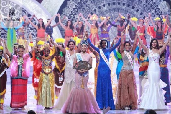 La superbe Marine Lorphelin, première dauphine de Miss Monde 2013, se tient auprès de Megan Young, Miss Monde 2013, et la deuxième dauphine, Miss Ghana, lors de l'élection Miss Monde 2013 à Bali le 28 septembre 2013