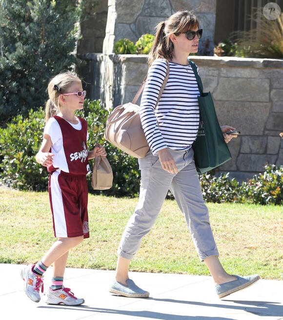 Jennifer Garner avec sa fille Violet à Pacific Palisades. Le 29 septembre 2013.