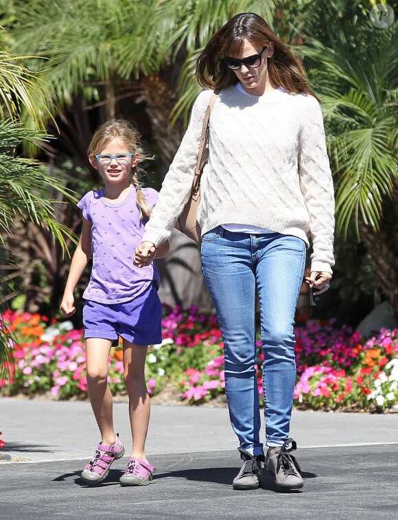 Jennifer Garner fait du shopping avec sa fille Violet à Pacific Palisades, le 28 septembre 2013.
