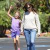 Jennifer Garner fait du shopping avec sa fille Violet à Pacific Palisades, le 28 septembre 2013.