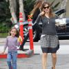 Jennifer Garner emmène son fils Samuel chez le pédiatre avant de se rendre au Starbucks avec sa fille Seraphina à Santa Monica, le 25 septembre 2013.