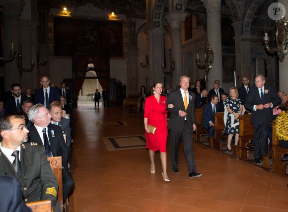 Le prince Carlos de Bourbon-Parme et la princesse Annemarie, enceinte de leur deuxième enfant, le 28 septembre 2013 à Piacenza (Plaisance) pour une messe en l'église de San Sisto.