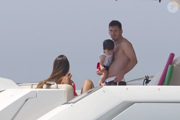 Lionel Messi avec son fils Thiago à Ibiza le 9 juillet 2013.