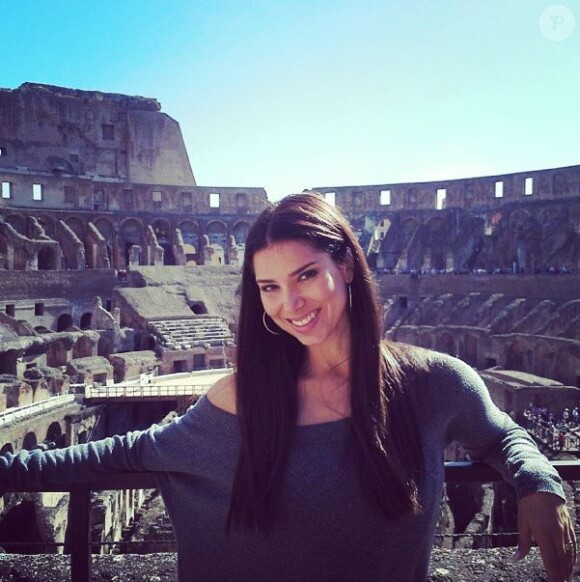 Roselyn Sanchez a visité le Colisée de Rome, 1er octobre 2013.