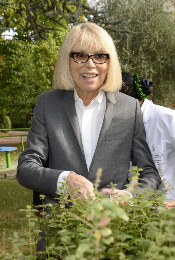 Mireille Darc - Lancement de l'opération + de vie à l'hôpital Sainte-Périne et son beau jardin, situé dans le 16e arrondissement de Paris.