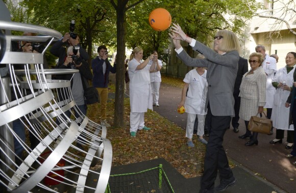 Mireille Darc - Lancement de l'opération + de vie à l'hôpital Sainte-Périne et son beau jardin, situé dans le 16e arrondissement de Paris.