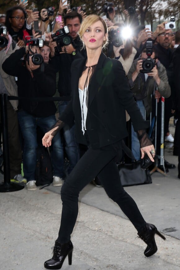 Vanessa Paradis lors du défilé Chanel pour la collection prêt-à-porter printemps-été 2014 à Paris le 1er octobre 2013