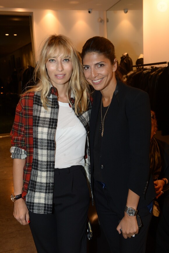 Alexandra Golovanoff et Hoda Roche lors de la présentation de la nouvelle collection d'Anthony Vaccarello à la boutique Montaigne Market pendant la Fashion Week de Paris, le 1er octobre 2013