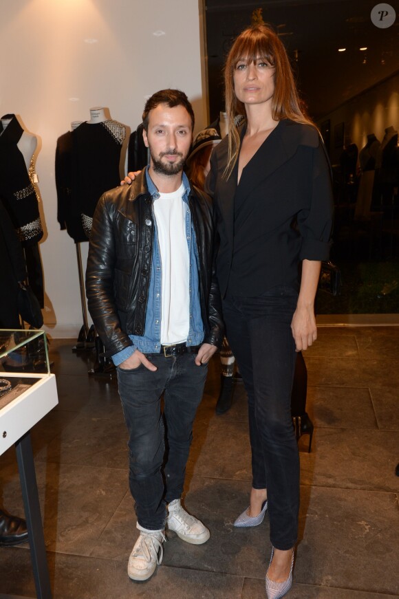 Anthony Vacarello et Caroline de Maigret lors de la présentation de la nouvelle collection d'Anthony Vaccarello à la boutique Montaigne Market pendant la Fashion Week de Paris, le 1er octobre 2013