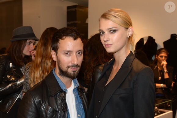 Anthony Vaccarello et Sigrid Agren lors de la présentation de la nouvelle collection d'Anthony Vaccarello à la boutique Montaigne Market pendant la Fashion Week de Paris, le 1er octobre 2013