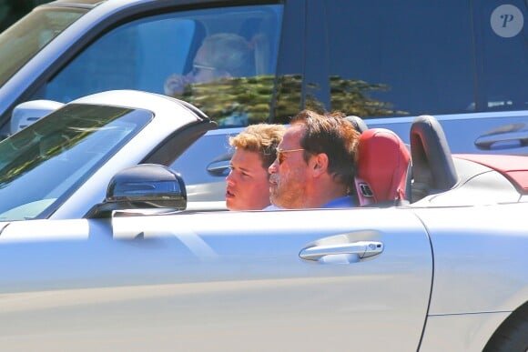 Arnold Schwarzenegger et son fils Christopher dans les rues de Los Angeles, le 29 septembre 2013.