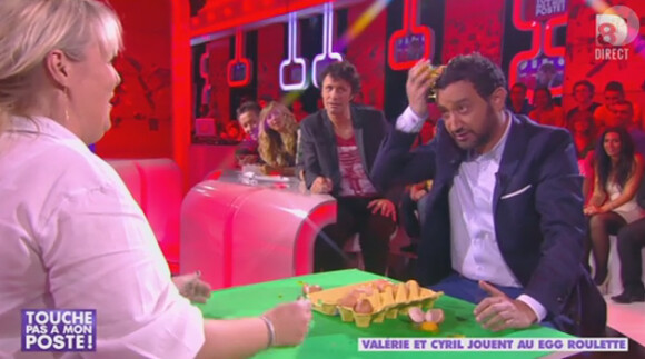 Valérie Damidot était invitée dans 'Touche pas à mon poste' sur D8. Le 3 octobre 2013. L'animatrice a joué à un jeu très particulier avec Cyril Hanouna.