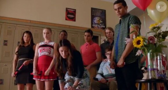 Les membres du Glee Club réunis dans l'épisode hommage à Cory Monteith.