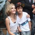 Cara Delevingne, star adorable avec un jeune fan devant l'hôtel Fasano à Rio de Janeiro. Le 3 octobre 2013.