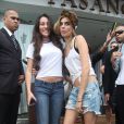 Cara Delevingne prend des photos avec ses jeunes admiratrices devant l'hôtel Fasano à Rio de Janeiro. Le 3 octobre 2013.