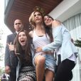 Cara Delevingne prend des photos avec ses jeunes admiratrices devant l'hôtel Fasano à Rio de Janeiro. Le 3 octobre 2013.