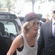 Cara Delevingne prend des photos avec ses jeunes admiratrices devant l'hôtel Fasano à Rio de Janeiro. Le 3 octobre 2013.