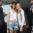 Cara Delevingne prend des photos avec ses jeunes admiratrices devant l'hôtel Fasano à Rio de Janeiro. Le 3 octobre 2013.