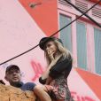 Cara Delevigne en plein shooting avec le photographe Jacques Dequeker dans la favela de Santa Marta. Rio de Janeiro, le 3 octobre 2013.