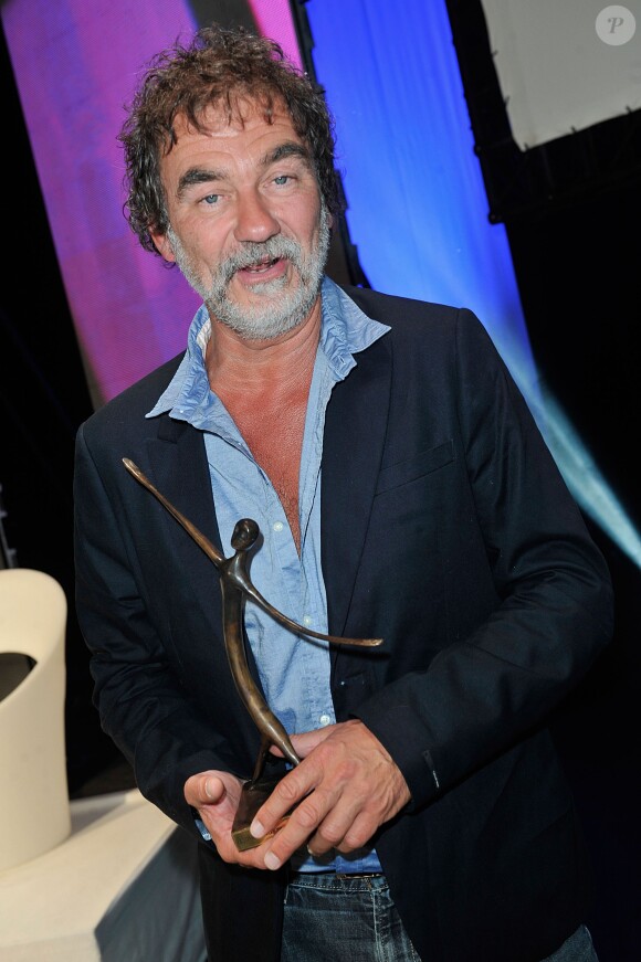 Olivier Marchal, Prix du Meilleur Scénario pose avec son trophee a la fin de la cérémonie de clôture du 15 Festival de la Fiction TV de La Rochelle le 14 septembre 2013