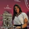 Marion Bartoli pose avec le trophée du Qatar Prix de l'Arc de Triomphe à Longchamp à Paris, le 4 octobre 2013