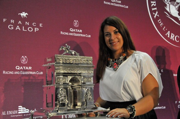 Marion Bartoli pose avec le trophée du Qatar Prix de l'Arc de Triomphe à Longchamp à Paris, le 4 octobre 2013