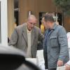 Jacques Chirac quitte le restaurant Le Girelier à Saint-Tropez, il s'aide d'une canne, le 4 octobre 2013.