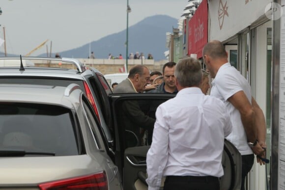 Jacques Chirac arrive au restaurant Le Girelier à Saint-Tropez le 4 octobre 2013.