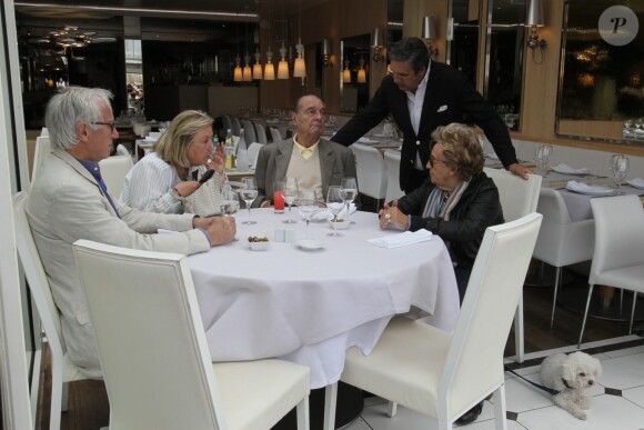 Jacques Chirac, avec son épouse Bernadette, Maryvonne Pinault et un ami, a profité d'un bon moment au restaurant Le Girelier à Saint-Tropez le 4 octobre 2013.