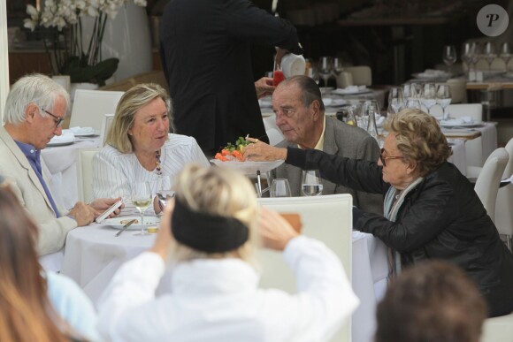 Jacques Chirac, avec son épouse Bernadette et leurs amis les Pinault, a profité d'un bon moment au restaurant Le Girelier à Saint-Tropez le 4 octobre 2013.