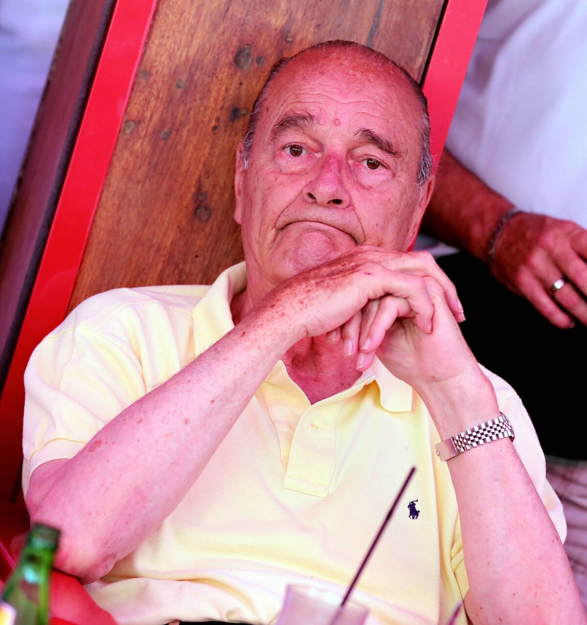 Vidéo : JACQUES CHIRAC SUR LA TERRASSE DU SENEQUIER A SAINT-TROPEZ, LE