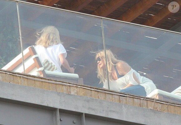 Goldie Hawn sur la terrasse de sa chambre d'hôtel à Rio de Janeiro, le 30 septembre 2013.