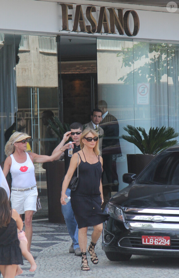 Goldie Hawn quitte l'hôtel Fasano à Rio de Janeiro, le 1er octobre 2013.