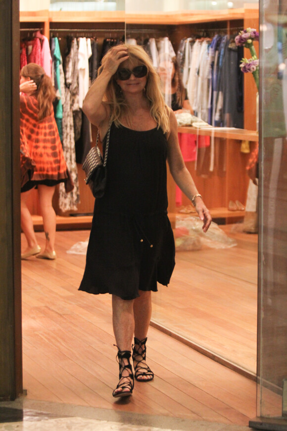 Goldie Hawn en pleine séance shopping à Rio de Janeiro, le 1er octobre 2013.