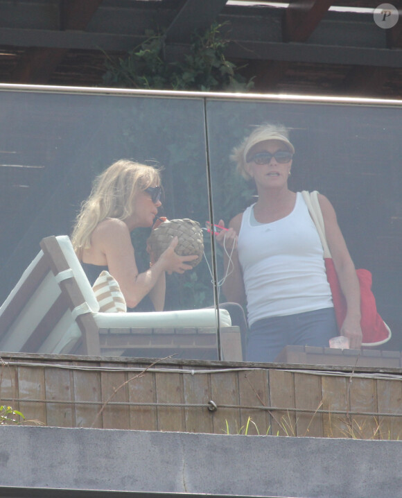 Exclusif - Goldie Hawn sur la terrasse de sa chambre d'hôtel à Rio de Janeiro, le 1er octobre 2013.
