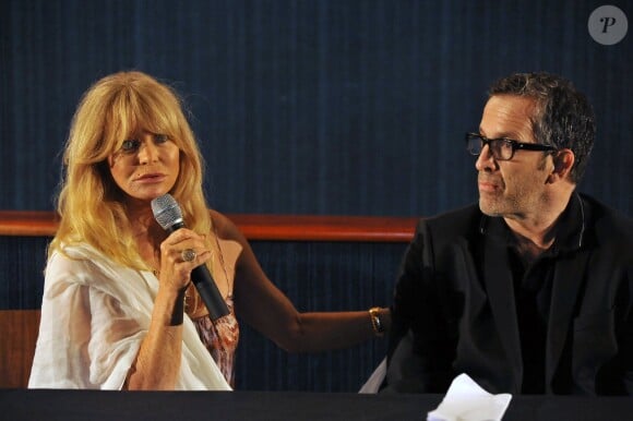 Goldie Hawn et le créateur de mode Kenneth Cole lors de l'avant-première du documentaire The Battle of amfAR à Rio de Janeiro. Le 3 octobre 2013.