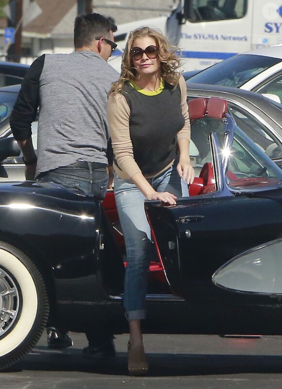 LeAnn Rimes et son compagnon Eddie Cibrian tournent dans une voiture de collection, le vendredi 4 octobre 2013, à Los Angeles.
