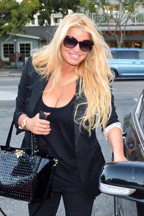 La jolie Jessica Simpson, son fiancé Eric Johnson et leur fille Maxwell vont au restaurant, à Los Angeles, le 24 septembre 2013.