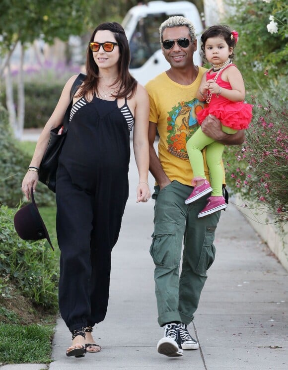 Tony Kanal et sa femme Erin Lokitz (enceinte) emmènent leur fille Coco Reese à une fête d'anniversaire à Los Angeles, le 5 octobre 2013.