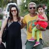Tony Kanal et sa femme Erin Lokitz (enceinte) emmènent leur fille Coco Reese à une fête d'anniversaire à Beverly Hills, le 5 octobre 2013.