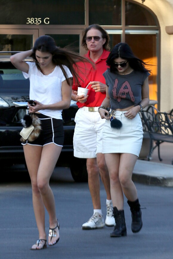 Bruce et ses filles Kylie et Kendall Jenner à Los Angeles, le 8 octobre 2013.