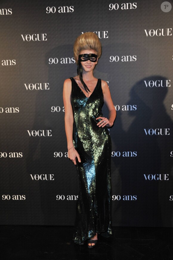 Lara Stone masquée lors d'une soirée Vogue en septembre 2010