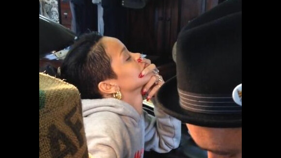 Rihanna, même pas peur : Elle se fait (encore) tatouer et souffre en silence...